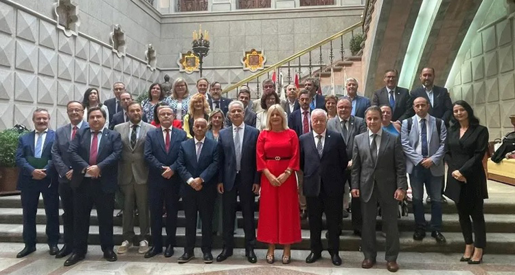 La Presidenta, Apol·lònia Mª Julià, assisteix al ple del Consell General de Graduats Socials celebrat a A Coruña